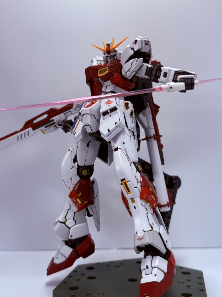 テストパイロットのボッシュは、本機でのテストを上機嫌にこなしていた。しかし、時折νガンダムを見つめる彼の表情には、どこか悲しみが漂っていた。それは、かつての憧れ、アムロ・レイへの想いが蘇っていたのかもしれない。