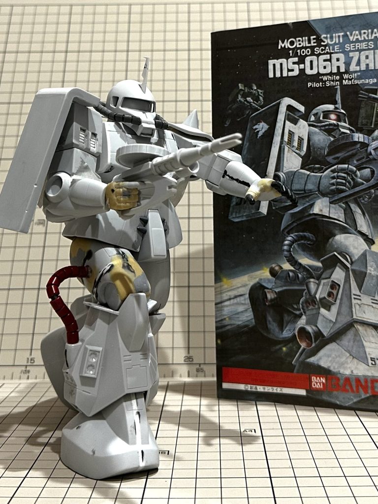 イラストに近づけるように各部を改修しています。特に右脚の動力パイプが苦労しました。