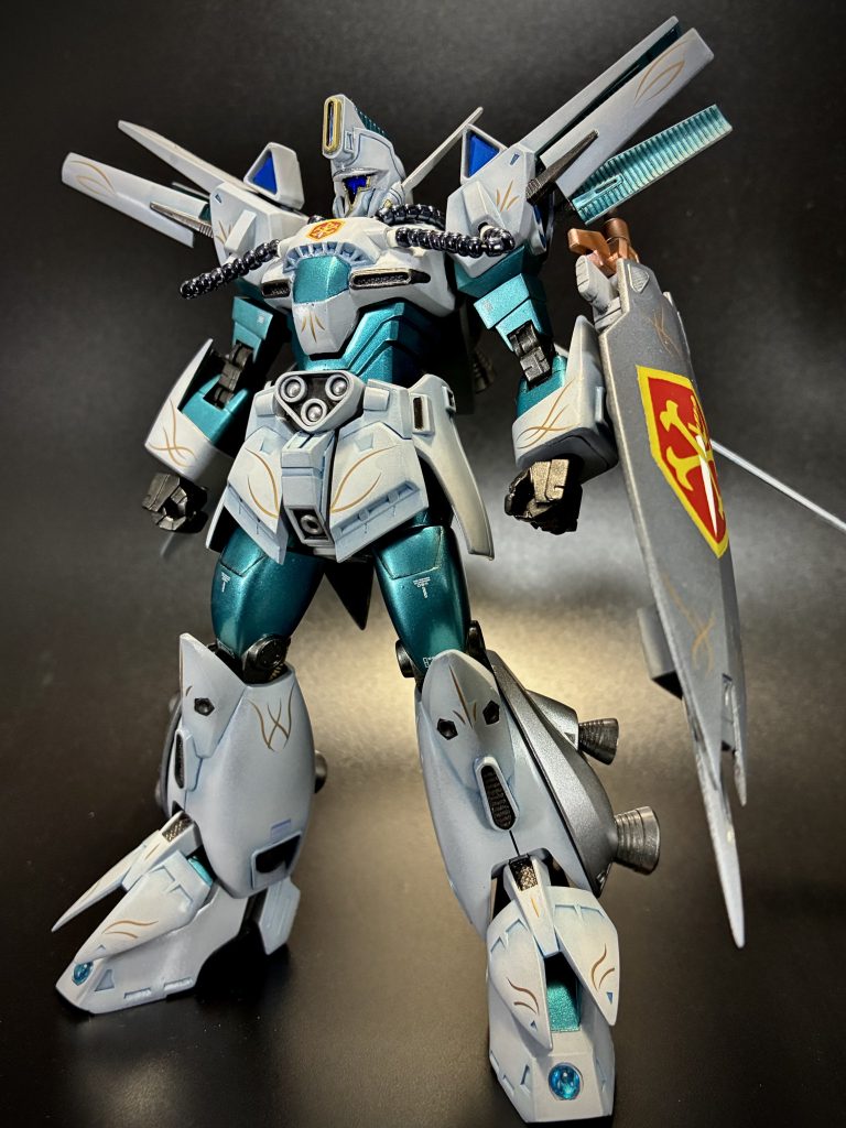 旧キットですのでプロポーションの変更、可動の追加等全身に手を入れています。盾と剣を持った騎士っぽい感じにしようというのは決めていて、色をどうしようかと悩みに悩んだ末、普段オリジナルカラーにするときにはあまり選ばない、白にしました。