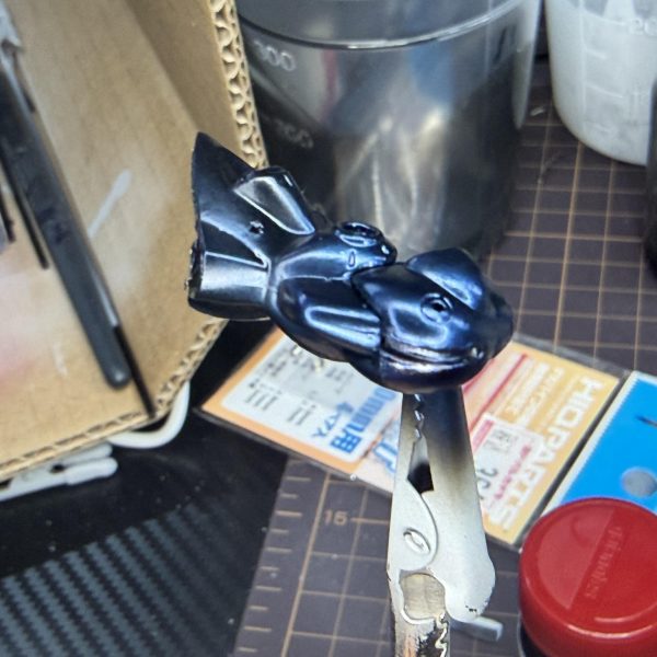 いよいよ次の工程へ。&nbsp;今回はクリアレッドで陰影を入れて立体感を出す作業。&nbsp;頭のアンテナ部分や後頭部、肩や太ももなどに軽く吹きかけて色味に深みを追加してみました。&nbsp;その後、乾ききる前にT-07モデレートシンナー（リターダー）を軽く吹いて馴染ませる。&nbsp;正直…ちゃんと出来ているのかはまだよく分かりません💦&nbsp;でも少し立体感は出てきた気がします✨&nbsp;もしもっと良いやり方があればぜひ教えてください🙇‍♂️&nbsp;その後、一度テープを剥がして仮組みチェック。&nbsp;そして次の工程へ。&nbsp;今度はスターブライトシルバー（GX204）を塗るため逆側をマスキング。&nbsp;小さいキットなのにこのマスキング…なかなか大変💦&nbsp;次は少し気分を変えてバーニア加工に入ります🔥&nbsp;完成に向けて少しずつ進行中です。（2枚目）