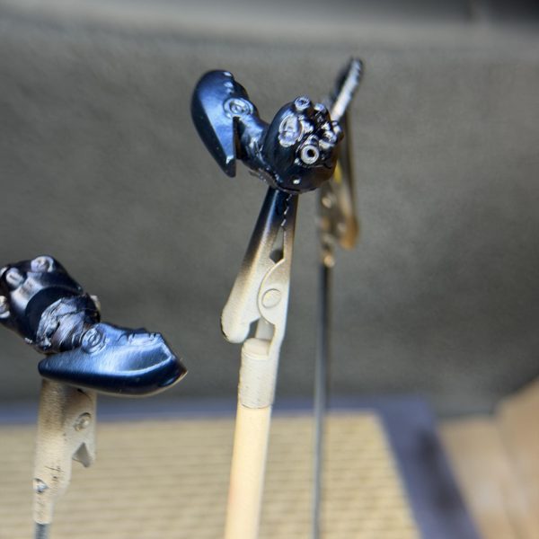 いよいよ次の工程へ。&nbsp;今回はクリアレッドで陰影を入れて立体感を出す作業。&nbsp;頭のアンテナ部分や後頭部、肩や太ももなどに軽く吹きかけて色味に深みを追加してみました。&nbsp;その後、乾ききる前にT-07モデレートシンナー（リターダー）を軽く吹いて馴染ませる。&nbsp;正直…ちゃんと出来ているのかはまだよく分かりません💦&nbsp;でも少し立体感は出てきた気がします✨&nbsp;もしもっと良いやり方があればぜひ教えてください🙇‍♂️&nbsp;その後、一度テープを剥がして仮組みチェック。&nbsp;そして次の工程へ。&nbsp;今度はスターブライトシルバー（GX204）を塗るため逆側をマスキング。&nbsp;小さいキットなのにこのマスキング…なかなか大変💦&nbsp;次は少し気分を変えてバーニア加工に入ります🔥&nbsp;完成に向けて少しずつ進行中です。（3枚目）