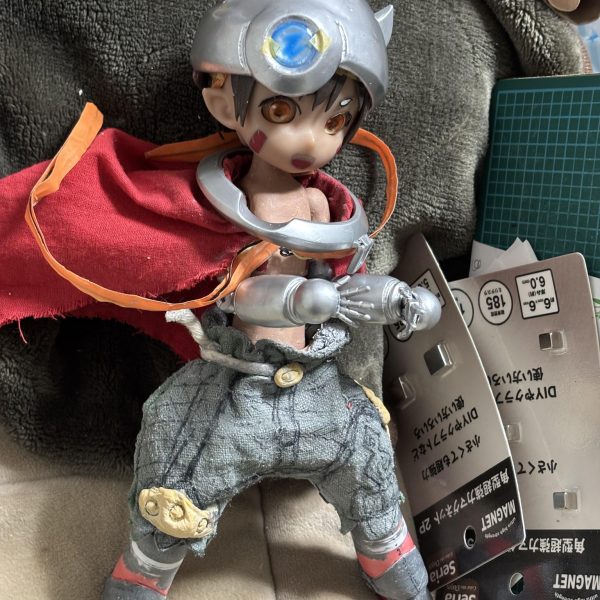 進捗 です ＾＾ヘルメットのデザイン　完了あんよの　造形をじわじわとズボン の各パーツ もガンプラ のランナーで形 にしていきます。😁（4枚目）