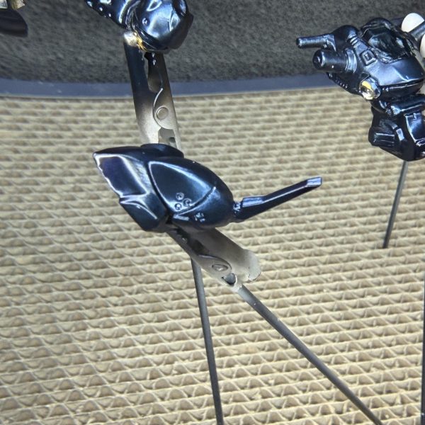 いよいよ次の工程へ。&nbsp;今回はクリアレッドで陰影を入れて立体感を出す作業。&nbsp;頭のアンテナ部分や後頭部、肩や太ももなどに軽く吹きかけて色味に深みを追加してみました。&nbsp;その後、乾ききる前にT-07モデレートシンナー（リターダー）を軽く吹いて馴染ませる。&nbsp;正直…ちゃんと出来ているのかはまだよく分かりません💦&nbsp;でも少し立体感は出てきた気がします✨&nbsp;もしもっと良いやり方があればぜひ教えてください🙇‍♂️&nbsp;その後、一度テープを剥がして仮組みチェック。&nbsp;そして次の工程へ。&nbsp;今度はスターブライトシルバー（GX204）を塗るため逆側をマスキング。&nbsp;小さいキットなのにこのマスキング…なかなか大変💦&nbsp;次は少し気分を変えてバーニア加工に入ります🔥&nbsp;完成に向けて少しずつ進行中です。（4枚目）