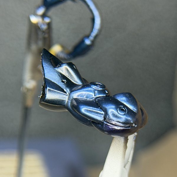 いよいよ次の工程へ。&nbsp;今回はクリアレッドで陰影を入れて立体感を出す作業。&nbsp;頭のアンテナ部分や後頭部、肩や太ももなどに軽く吹きかけて色味に深みを追加してみました。&nbsp;その後、乾ききる前にT-07モデレートシンナー（リターダー）を軽く吹いて馴染ませる。&nbsp;正直…ちゃんと出来ているのかはまだよく分かりません💦&nbsp;でも少し立体感は出てきた気がします✨&nbsp;もしもっと良いやり方があればぜひ教えてください🙇‍♂️&nbsp;その後、一度テープを剥がして仮組みチェック。&nbsp;そして次の工程へ。&nbsp;今度はスターブライトシルバー（GX204）を塗るため逆側をマスキング。&nbsp;小さいキットなのにこのマスキング…なかなか大変💦&nbsp;次は少し気分を変えてバーニア加工に入ります🔥&nbsp;完成に向けて少しずつ進行中です。（5枚目）