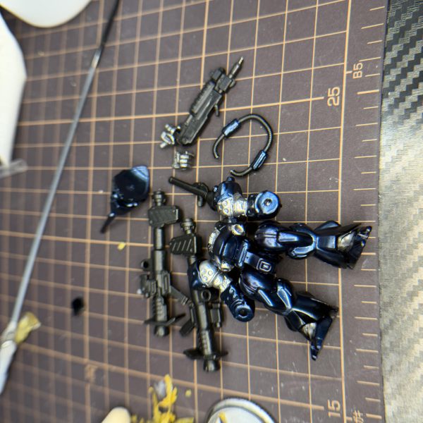 いよいよ次の工程へ。&nbsp;今回はクリアレッドで陰影を入れて立体感を出す作業。&nbsp;頭のアンテナ部分や後頭部、肩や太ももなどに軽く吹きかけて色味に深みを追加してみました。&nbsp;その後、乾ききる前にT-07モデレートシンナー（リターダー）を軽く吹いて馴染ませる。&nbsp;正直…ちゃんと出来ているのかはまだよく分かりません💦&nbsp;でも少し立体感は出てきた気がします✨&nbsp;もしもっと良いやり方があればぜひ教えてください🙇‍♂️&nbsp;その後、一度テープを剥がして仮組みチェック。&nbsp;そして次の工程へ。&nbsp;今度はスターブライトシルバー（GX204）を塗るため逆側をマスキング。&nbsp;小さいキットなのにこのマスキング…なかなか大変💦&nbsp;次は少し気分を変えてバーニア加工に入ります🔥&nbsp;完成に向けて少しずつ進行中です。（6枚目）