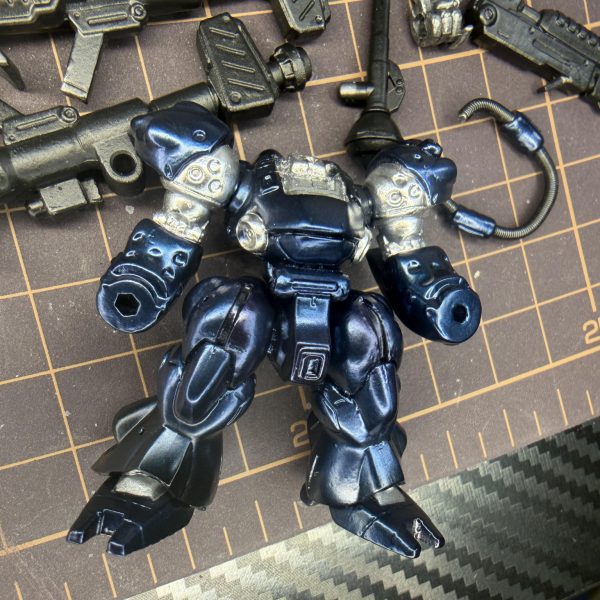 一旦、首と二の腕部分をガイアノーツ VO-15 フレームメタリック(2) で塗装。なかなか良い感じのフレーム感ある金属色になりました✨ただ他の金属部分を何色にするか…一部にホワイトを入れてガンメタにするか悩み中。色のバランスって本当に難しいですね💦そして問題発生。腹のバーニアを切ってしまいました。どう処理するかちょっと考えないといけない…。コンバージサイズなのでバーニアはかなり小さく、そして背面バーニア、本当はチタンマフラー風の焼き色表現をやりたかったのですが今の自分の技術ではなかなか難しそう😅一旦ドボン(塗装落とし)するかも…?まだまだいじりたい部分もあるし早くセミグロスクリアープレミアム吹きたい…🥹完成までもう少し試行錯誤します🔥(4枚目)