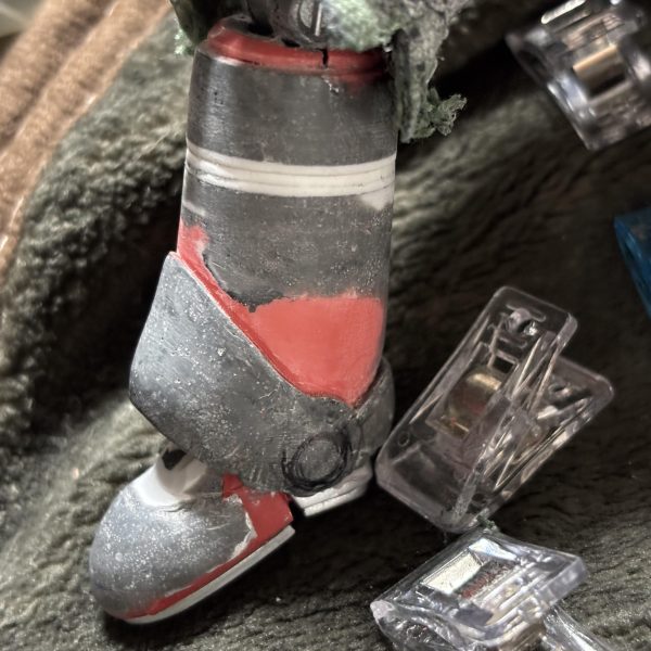 進捗 です ＾＾ヘルメットのデザイン　完了あんよの　造形をじわじわとズボン の各パーツ もガンプラ のランナーで形 にしていきます。😁（2枚目）