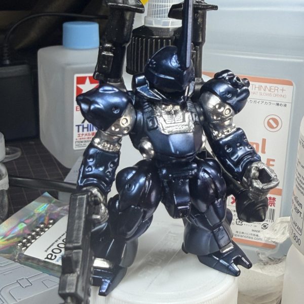 いよいよ次の工程へ。&nbsp;今回はクリアレッドで陰影を入れて立体感を出す作業。&nbsp;頭のアンテナ部分や後頭部、肩や太ももなどに軽く吹きかけて色味に深みを追加してみました。&nbsp;その後、乾ききる前にT-07モデレートシンナー（リターダー）を軽く吹いて馴染ませる。&nbsp;正直…ちゃんと出来ているのかはまだよく分かりません💦&nbsp;でも少し立体感は出てきた気がします✨&nbsp;もしもっと良いやり方があればぜひ教えてください🙇‍♂️&nbsp;その後、一度テープを剥がして仮組みチェック。&nbsp;そして次の工程へ。&nbsp;今度はスターブライトシルバー（GX204）を塗るため逆側をマスキング。&nbsp;小さいキットなのにこのマスキング…なかなか大変💦&nbsp;次は少し気分を変えてバーニア加工に入ります🔥&nbsp;完成に向けて少しずつ進行中です。（7枚目）