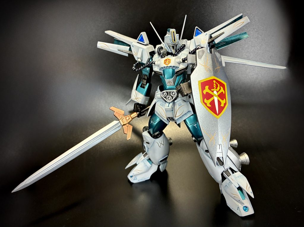 武器は剣と盾しかないので、ポージングは限られます。可動増やしたけれど、肩周りがケーブルで繋がっているので思うように動きません。