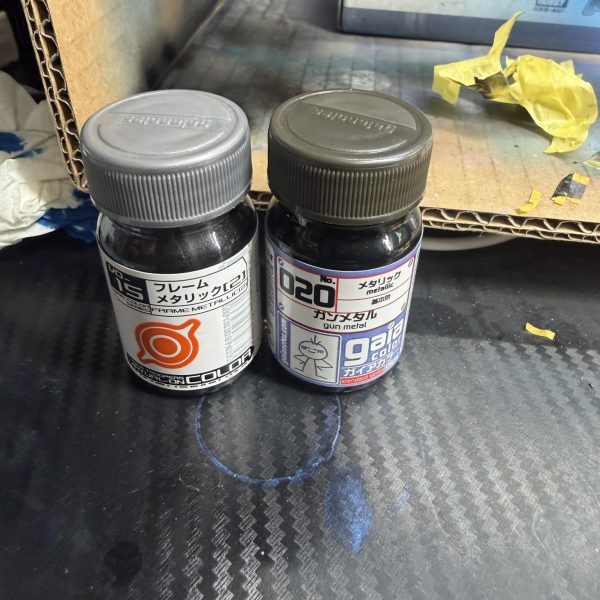 一旦、首と二の腕部分をガイアノーツ VO-15 フレームメタリック(2) で塗装。なかなか良い感じのフレーム感ある金属色になりました✨ただ他の金属部分を何色にするか…一部にホワイトを入れてガンメタにするか悩み中。色のバランスって本当に難しいですね💦そして問題発生。腹のバーニアを切ってしまいました。どう処理するかちょっと考えないといけない…。コンバージサイズなのでバーニアはかなり小さく、そして背面バーニア、本当はチタンマフラー風の焼き色表現をやりたかったのですが今の自分の技術ではなかなか難しそう😅一旦ドボン(塗装落とし)するかも…?まだまだいじりたい部分もあるし早くセミグロスクリアープレミアム吹きたい…🥹完成までもう少し試行錯誤します🔥(2枚目)