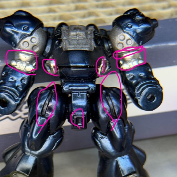 一旦、首と二の腕部分をガイアノーツ VO-15 フレームメタリック(2) で塗装。なかなか良い感じのフレーム感ある金属色になりました✨ただ他の金属部分を何色にするか…一部にホワイトを入れてガンメタにするか悩み中。色のバランスって本当に難しいですね💦そして問題発生。腹のバーニアを切ってしまいました。どう処理するかちょっと考えないといけない…。コンバージサイズなのでバーニアはかなり小さく、そして背面バーニア、本当はチタンマフラー風の焼き色表現をやりたかったのですが今の自分の技術ではなかなか難しそう😅一旦ドボン(塗装落とし)するかも…?まだまだいじりたい部分もあるし早くセミグロスクリアープレミアム吹きたい…🥹完成までもう少し試行錯誤します🔥(3枚目)