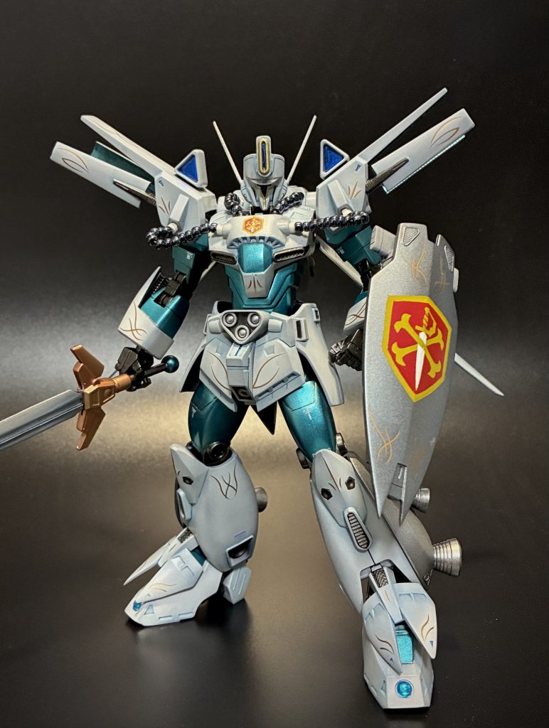 元キットも旧キットにしてはよい出来ですが、最新キットと並べても違和感ないプロポーションにしようと大改造です。頭部は細かく刻んで削って貼り合わせ小型化。胴体部は元は一体成形の胸と腰を分割し、さらに真ん中でぶった切って幅詰めして小型化。スカート周りも一体成形を切り離して、可動できるように。腕は形は変えていませんが、細かく切り刻んで可動部を増やし。足は太ももを幅増し+延長。