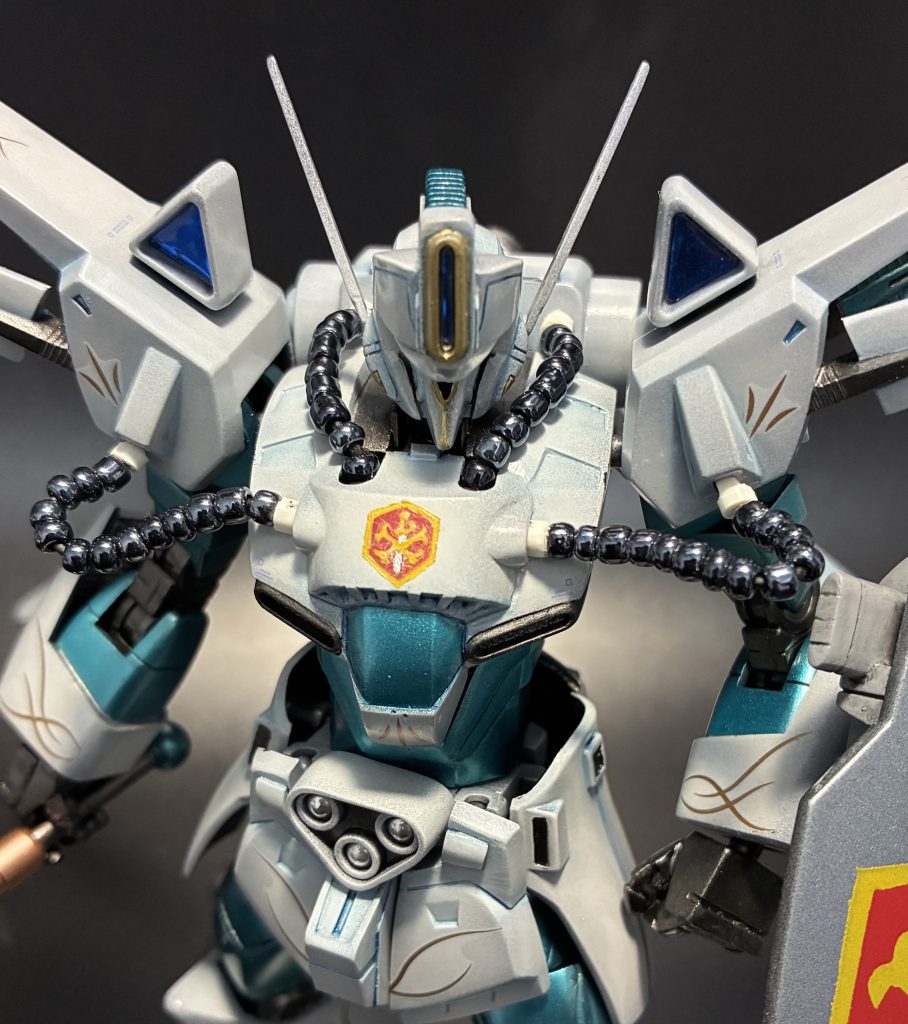 シールドのクロスボーンバンガードマークは大きいのでマスキングの繰り返しでなんとかなりましたが、胸部の小さいマークは無理なので、気合いの筆で手書きです。首、肩周りのケーブルは針金とビーズで作り直しました。