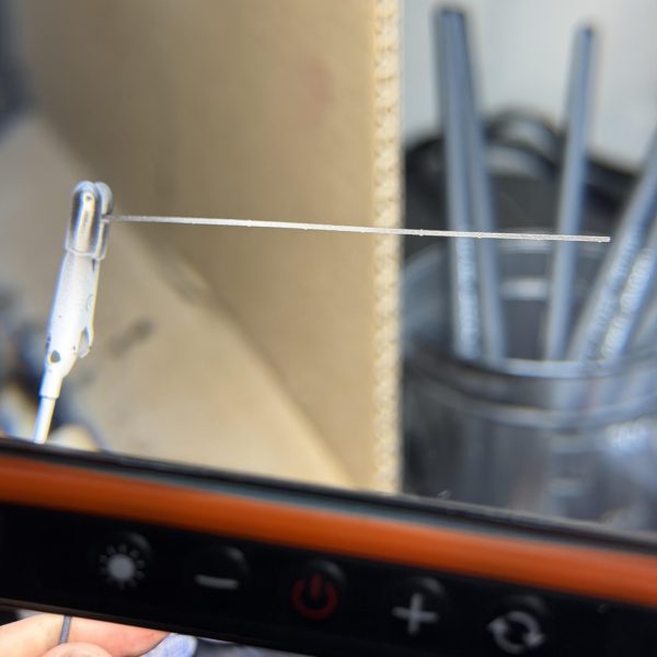 バーニアのドボンをしようと思ったのですが、ドボン液を持っていなかったのでAmazonでポチ📦&nbsp;届くまで時間があるので、コンバージでもリアル感を出せないかと思い試しにエッチングパーツを使ってみました✨&nbsp;正直これ、最初は何に使うのか全然わからなかった…😂&nbsp;最近になって「こういう細かい所のディティールに使うのか！」と知り、初挑戦。&nbsp;ただ…&nbsp;・切るのめちゃくちゃ大変・貼るのもっと大変・マルチプライマー吹いたのに塗装すぐ剥げる😇&nbsp;これって&nbsp;①プライマー②クリアーで一回コート③塗装&nbsp;みたいな工程にするのかな？🤔&nbsp;もし詳しい方いたらぜひ教えて下さい🙏&nbsp;そして問題がもう一つ…&nbsp;接着剤が汚すぎ問題😂&nbsp;これ、&nbsp;・薄い接着剤？・シールみたいに貼る？・クリアーコートで押さえる？&nbsp;など正解が分からず迷走中です💦&nbsp;今回できるだけ金属パーツを使って重厚感を出してみましたが金属のツルツル感が強すぎたので&nbsp;フレームメタリックを軽く吹き&nbsp;うーん…&nbsp;もしかしたらクリアーブラックの方が良かったかも🤔&nbsp;まあでも&nbsp;全部勉強🔥&nbsp;ちなみにこのコンバージ、LEDも仕込んでます💡✨&nbsp;次回は&nbsp;・腕周りの塗り分け・細かい塗装・汚れた接着部分のリカバリー&nbsp;などやっていく予定です。&nbsp;腹の接着剤の汚れって&nbsp;トップコートで誤魔化せたりしますか？😅&nbsp;経験者の方、ぜひアドバイス下さい🙏✨（2枚目）