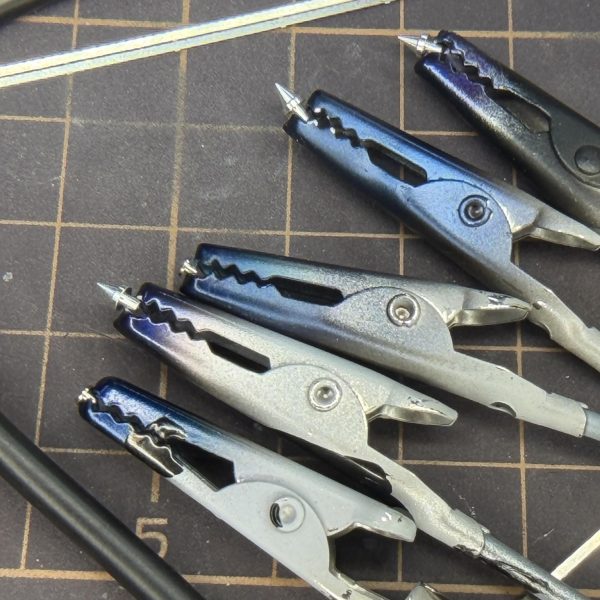 バーニアのドボンをしようと思ったのですが、ドボン液を持っていなかったのでAmazonでポチ📦&nbsp;届くまで時間があるので、コンバージでもリアル感を出せないかと思い試しにエッチングパーツを使ってみました✨&nbsp;正直これ、最初は何に使うのか全然わからなかった…😂&nbsp;最近になって「こういう細かい所のディティールに使うのか！」と知り、初挑戦。&nbsp;ただ…&nbsp;・切るのめちゃくちゃ大変・貼るのもっと大変・マルチプライマー吹いたのに塗装すぐ剥げる😇&nbsp;これって&nbsp;①プライマー②クリアーで一回コート③塗装&nbsp;みたいな工程にするのかな？🤔&nbsp;もし詳しい方いたらぜひ教えて下さい🙏&nbsp;そして問題がもう一つ…&nbsp;接着剤が汚すぎ問題😂&nbsp;これ、&nbsp;・薄い接着剤？・シールみたいに貼る？・クリアーコートで押さえる？&nbsp;など正解が分からず迷走中です💦&nbsp;今回できるだけ金属パーツを使って重厚感を出してみましたが金属のツルツル感が強すぎたので&nbsp;フレームメタリックを軽く吹き&nbsp;うーん…&nbsp;もしかしたらクリアーブラックの方が良かったかも🤔&nbsp;まあでも&nbsp;全部勉強🔥&nbsp;ちなみにこのコンバージ、LEDも仕込んでます💡✨&nbsp;次回は&nbsp;・腕周りの塗り分け・細かい塗装・汚れた接着部分のリカバリー&nbsp;などやっていく予定です。&nbsp;腹の接着剤の汚れって&nbsp;トップコートで誤魔化せたりしますか？😅&nbsp;経験者の方、ぜひアドバイス下さい🙏✨（5枚目）