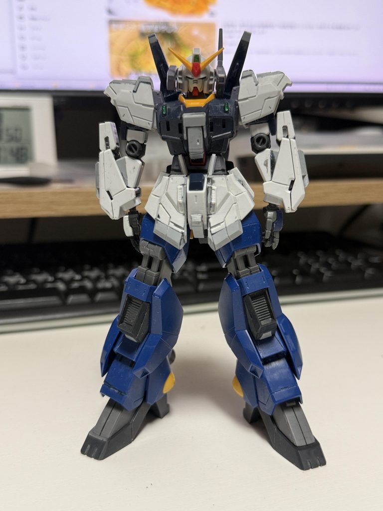 脚に併せて腕や胴体、フロントスカートを延伸。（腕は延伸じゃないか…）