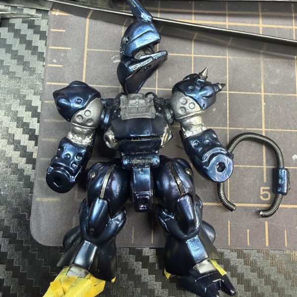 バーニアのドボンをしようと思ったのですが、ドボン液を持っていなかったのでAmazonでポチ📦&nbsp;届くまで時間があるので、コンバージでもリアル感を出せないかと思い試しにエッチングパーツを使ってみました✨&nbsp;正直これ、最初は何に使うのか全然わからなかった…😂&nbsp;最近になって「こういう細かい所のディティールに使うのか！」と知り、初挑戦。&nbsp;ただ…&nbsp;・切るのめちゃくちゃ大変・貼るのもっと大変・マルチプライマー吹いたのに塗装すぐ剥げる😇&nbsp;これって&nbsp;①プライマー②クリアーで一回コート③塗装&nbsp;みたいな工程にするのかな？🤔&nbsp;もし詳しい方いたらぜひ教えて下さい🙏&nbsp;そして問題がもう一つ…&nbsp;接着剤が汚すぎ問題😂&nbsp;これ、&nbsp;・薄い接着剤？・シールみたいに貼る？・クリアーコートで押さえる？&nbsp;など正解が分からず迷走中です💦&nbsp;今回できるだけ金属パーツを使って重厚感を出してみましたが金属のツルツル感が強すぎたので&nbsp;フレームメタリックを軽く吹き&nbsp;うーん…&nbsp;もしかしたらクリアーブラックの方が良かったかも🤔&nbsp;まあでも&nbsp;全部勉強🔥&nbsp;ちなみにこのコンバージ、LEDも仕込んでます💡✨&nbsp;次回は&nbsp;・腕周りの塗り分け・細かい塗装・汚れた接着部分のリカバリー&nbsp;などやっていく予定です。&nbsp;腹の接着剤の汚れって&nbsp;トップコートで誤魔化せたりしますか？😅&nbsp;経験者の方、ぜひアドバイス下さい🙏✨（6枚目）