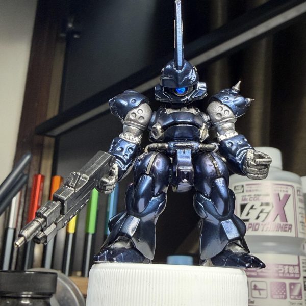 バーニアのドボンをしようと思ったのですが、ドボン液を持っていなかったのでAmazonでポチ📦&nbsp;届くまで時間があるので、コンバージでもリアル感を出せないかと思い試しにエッチングパーツを使ってみました✨&nbsp;正直これ、最初は何に使うのか全然わからなかった…😂&nbsp;最近になって「こういう細かい所のディティールに使うのか！」と知り、初挑戦。&nbsp;ただ…&nbsp;・切るのめちゃくちゃ大変・貼るのもっと大変・マルチプライマー吹いたのに塗装すぐ剥げる😇&nbsp;これって&nbsp;①プライマー②クリアーで一回コート③塗装&nbsp;みたいな工程にするのかな？🤔&nbsp;もし詳しい方いたらぜひ教えて下さい🙏&nbsp;そして問題がもう一つ…&nbsp;接着剤が汚すぎ問題😂&nbsp;これ、&nbsp;・薄い接着剤？・シールみたいに貼る？・クリアーコートで押さえる？&nbsp;など正解が分からず迷走中です💦&nbsp;今回できるだけ金属パーツを使って重厚感を出してみましたが金属のツルツル感が強すぎたので&nbsp;フレームメタリックを軽く吹き&nbsp;うーん…&nbsp;もしかしたらクリアーブラックの方が良かったかも🤔&nbsp;まあでも&nbsp;全部勉強🔥&nbsp;ちなみにこのコンバージ、LEDも仕込んでます💡✨&nbsp;次回は&nbsp;・腕周りの塗り分け・細かい塗装・汚れた接着部分のリカバリー&nbsp;などやっていく予定です。&nbsp;腹の接着剤の汚れって&nbsp;トップコートで誤魔化せたりしますか？😅&nbsp;経験者の方、ぜひアドバイス下さい🙏✨（7枚目）