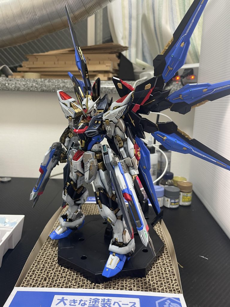 素立ち(羽広げたVer.)デカすぎるのでブースから出して撮影。かっこよすぎますね。シルバーにしてうるさくなりそうだとも思いましたがやっぱりしてよかったです。