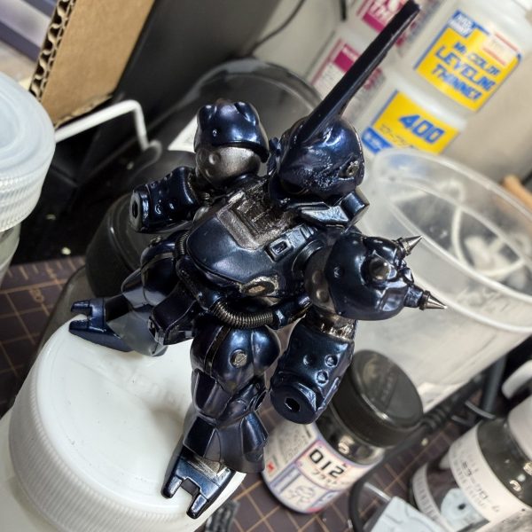 今回、思い切ってディテールアップパーツを大量投入してみました✨&nbsp;コンバージサイズなのに・右腕 → 5個・左腕 → 7個・脚 → 合計4個・ボディ → 6個・頭 → 7個&nbsp;…と、かなり盛ってます🤣&nbsp;とにかくパーツが小さすぎて大変💦一度転がると床のどこに行ったのか完全にロストします😂&nbsp;塗装は今までフレームメタリックⅡを使っていましたが、今回は フレームメタリックⅠ を使用。&nbsp;結果、かなりダークでメカっぽい質感になってきました✨&nbsp;そして明日はついにドボン液が到着予定。&nbsp;腹バーニアを一度リセットしてアルミバーニア全部やり直します🔥&nbsp;数えたらバーニア10個くらいある…笑&nbsp;全部アルミで組み直す予定です😎&nbsp;その後は・トップコート・ワイヤー追加・細部塗装&nbsp;まだまだやれることが沢山あります✨&nbsp;ちなみに今めちゃくちゃ悩んでいるのが&nbsp;ツヤ消しにするかツヤありにするか問題🤔&nbsp;どっちがケンプファーに合うのか？（1枚目）