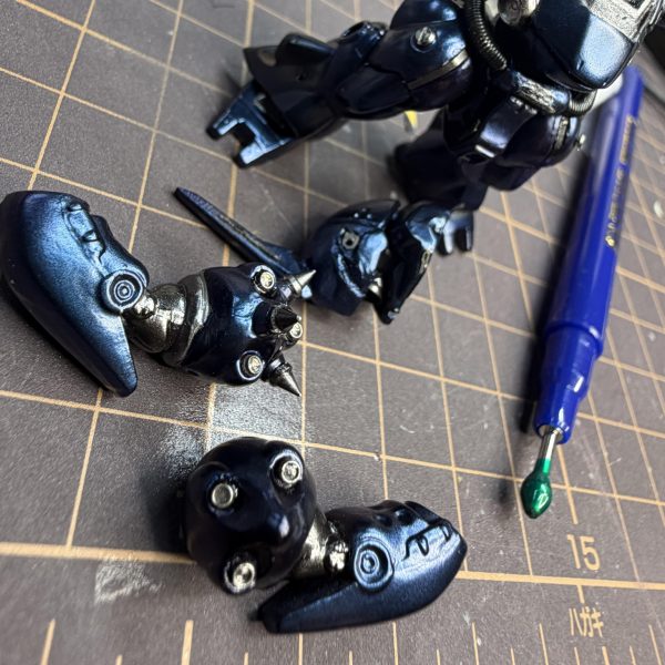 今回、思い切ってディテールアップパーツを大量投入してみました✨&nbsp;コンバージサイズなのに・右腕 → 5個・左腕 → 7個・脚 → 合計4個・ボディ → 6個・頭 → 7個&nbsp;…と、かなり盛ってます🤣&nbsp;とにかくパーツが小さすぎて大変💦一度転がると床のどこに行ったのか完全にロストします😂&nbsp;塗装は今までフレームメタリックⅡを使っていましたが、今回は フレームメタリックⅠ を使用。&nbsp;結果、かなりダークでメカっぽい質感になってきました✨&nbsp;そして明日はついにドボン液が到着予定。&nbsp;腹バーニアを一度リセットしてアルミバーニア全部やり直します🔥&nbsp;数えたらバーニア10個くらいある…笑&nbsp;全部アルミで組み直す予定です😎&nbsp;その後は・トップコート・ワイヤー追加・細部塗装&nbsp;まだまだやれることが沢山あります✨&nbsp;ちなみに今めちゃくちゃ悩んでいるのが&nbsp;ツヤ消しにするかツヤありにするか問題🤔&nbsp;どっちがケンプファーに合うのか？（3枚目）