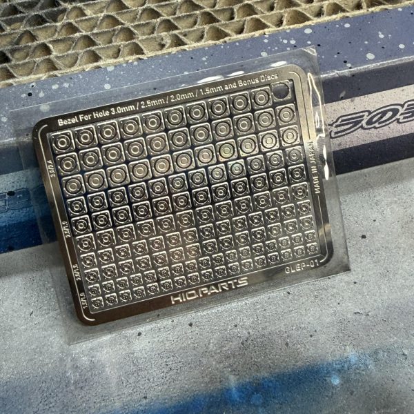 今回、思い切ってディテールアップパーツを大量投入してみました✨&nbsp;コンバージサイズなのに・右腕 → 5個・左腕 → 7個・脚 → 合計4個・ボディ → 6個・頭 → 7個&nbsp;…と、かなり盛ってます🤣&nbsp;とにかくパーツが小さすぎて大変💦一度転がると床のどこに行ったのか完全にロストします😂&nbsp;塗装は今までフレームメタリックⅡを使っていましたが、今回は フレームメタリックⅠ を使用。&nbsp;結果、かなりダークでメカっぽい質感になってきました✨&nbsp;そして明日はついにドボン液が到着予定。&nbsp;腹バーニアを一度リセットしてアルミバーニア全部やり直します🔥&nbsp;数えたらバーニア10個くらいある…笑&nbsp;全部アルミで組み直す予定です😎&nbsp;その後は・トップコート・ワイヤー追加・細部塗装&nbsp;まだまだやれることが沢山あります✨&nbsp;ちなみに今めちゃくちゃ悩んでいるのが&nbsp;ツヤ消しにするかツヤありにするか問題🤔&nbsp;どっちがケンプファーに合うのか？（4枚目）