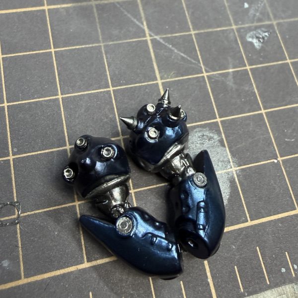 今回、思い切ってディテールアップパーツを大量投入してみました✨&nbsp;コンバージサイズなのに・右腕 → 5個・左腕 → 7個・脚 → 合計4個・ボディ → 6個・頭 → 7個&nbsp;…と、かなり盛ってます🤣&nbsp;とにかくパーツが小さすぎて大変💦一度転がると床のどこに行ったのか完全にロストします😂&nbsp;塗装は今までフレームメタリックⅡを使っていましたが、今回は フレームメタリックⅠ を使用。&nbsp;結果、かなりダークでメカっぽい質感になってきました✨&nbsp;そして明日はついにドボン液が到着予定。&nbsp;腹バーニアを一度リセットしてアルミバーニア全部やり直します🔥&nbsp;数えたらバーニア10個くらいある…笑&nbsp;全部アルミで組み直す予定です😎&nbsp;その後は・トップコート・ワイヤー追加・細部塗装&nbsp;まだまだやれることが沢山あります✨&nbsp;ちなみに今めちゃくちゃ悩んでいるのが&nbsp;ツヤ消しにするかツヤありにするか問題🤔&nbsp;どっちがケンプファーに合うのか？（5枚目）