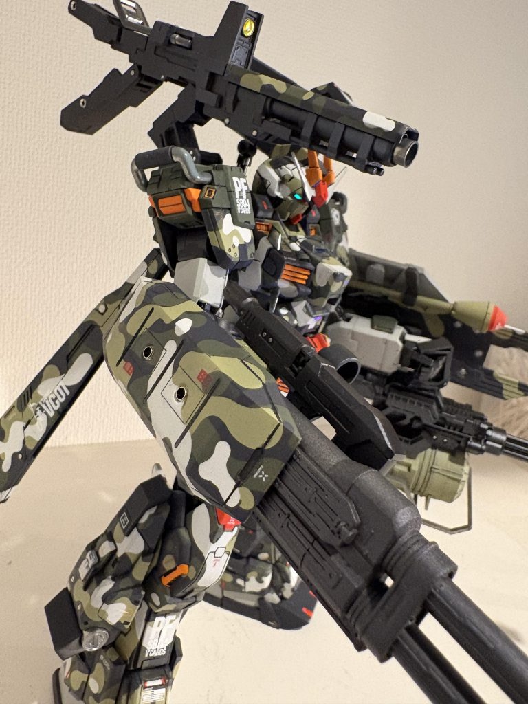 右腕シールドの突起は好みじゃないのでオミット。メタルパイプを埋めて何かアタッチできそうな雰囲気だけ残しました。