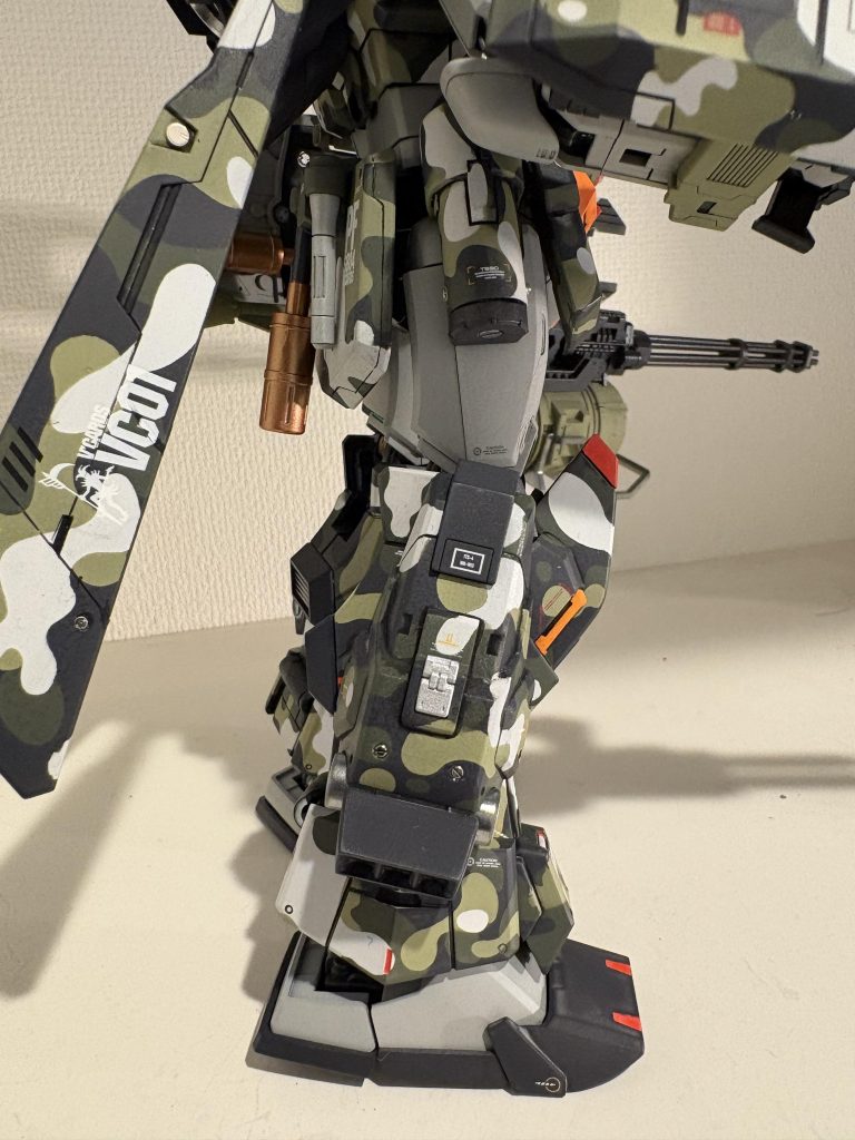 面出しがまだまだ下手で、脚部スラスターの謎の突起が削れてしまったので削ぎ落としてメタルパーツ埋め込んでリベット風に。謎のスロットには三角屋さんのメカサプライを嵌めました。