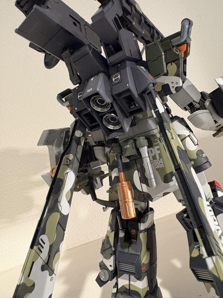 今回パーツ紛失何度もやらかしましたが、最後の最後でパックパックの裏と2連キャノンのサイトの黄色パーツが見つからない…また部品注文せねば。サーベルマウント左はパテで穴を使って手榴弾取り付け用に。