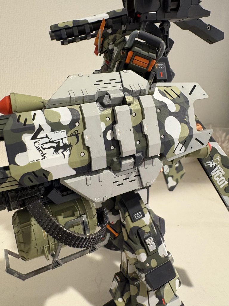 ちょっと高いですが、コトブキヤの装備シリーズはカッコ良いですね。裏の肉抜きはランナークズとパテで埋めましたが重くなり過ぎてしまい、プラ板の方が良かったかなと後悔。リベット代わりにハイキューパーツのジーレップ2を使用。