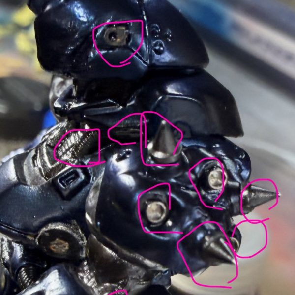 今回、思い切ってディテールアップパーツを大量投入してみました✨&nbsp;コンバージサイズなのに・右腕 → 5個・左腕 → 7個・脚 → 合計4個・ボディ → 6個・頭 → 7個&nbsp;…と、かなり盛ってます🤣&nbsp;とにかくパーツが小さすぎて大変💦一度転がると床のどこに行ったのか完全にロストします😂&nbsp;塗装は今までフレームメタリックⅡを使っていましたが、今回は フレームメタリックⅠ を使用。&nbsp;結果、かなりダークでメカっぽい質感になってきました✨&nbsp;そして明日はついにドボン液が到着予定。&nbsp;腹バーニアを一度リセットしてアルミバーニア全部やり直します🔥&nbsp;数えたらバーニア10個くらいある…笑&nbsp;全部アルミで組み直す予定です😎&nbsp;その後は・トップコート・ワイヤー追加・細部塗装&nbsp;まだまだやれることが沢山あります✨&nbsp;ちなみに今めちゃくちゃ悩んでいるのが&nbsp;ツヤ消しにするかツヤありにするか問題🤔&nbsp;どっちがケンプファーに合うのか？（6枚目）