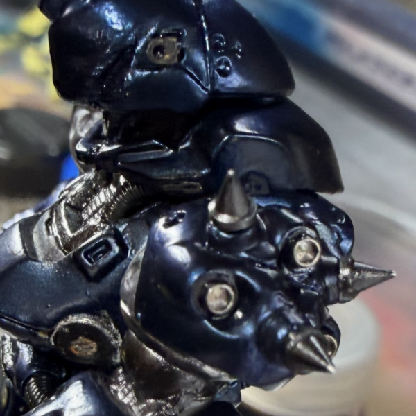 今回、思い切ってディテールアップパーツを大量投入してみました✨&nbsp;コンバージサイズなのに・右腕 → 5個・左腕 → 7個・脚 → 合計4個・ボディ → 6個・頭 → 7個&nbsp;…と、かなり盛ってます🤣&nbsp;とにかくパーツが小さすぎて大変💦一度転がると床のどこに行ったのか完全にロストします😂&nbsp;塗装は今までフレームメタリックⅡを使っていましたが、今回は フレームメタリックⅠ を使用。&nbsp;結果、かなりダークでメカっぽい質感になってきました✨&nbsp;そして明日はついにドボン液が到着予定。&nbsp;腹バーニアを一度リセットしてアルミバーニア全部やり直します🔥&nbsp;数えたらバーニア10個くらいある…笑&nbsp;全部アルミで組み直す予定です😎&nbsp;その後は・トップコート・ワイヤー追加・細部塗装&nbsp;まだまだやれることが沢山あります✨&nbsp;ちなみに今めちゃくちゃ悩んでいるのが&nbsp;ツヤ消しにするかツヤありにするか問題🤔&nbsp;どっちがケンプファーに合うのか？（7枚目）