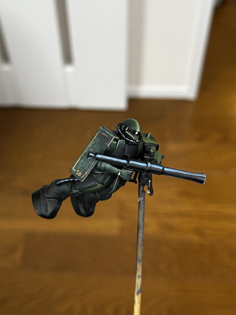 後ろのザクは大きい方は、旧キットの情景模型ランバ・ラル特攻付属のものを改造、小さい方は食玩です。