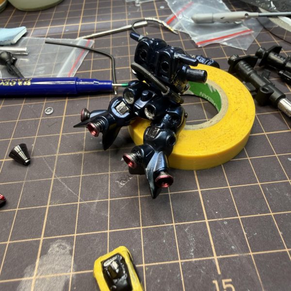 今日はバーニアの塗装をやり直しました🔥&nbsp;一度 T-11Rでドボンしてリセットして、外側をクリアーブラック、内側をクリアーレッドで塗装してみました。&nbsp;ただ小さいパーツなのでマスキングがうまくいかず、一部シルバーが残ってしまってやり直すことに💦&nbsp;バーニアは思っていたより難しいですね…。&nbsp;それと今回、届いた 鉛シール を少し使ってみました。柔らかいので曲面にも貼れて、金属感が出るのが面白いです。&nbsp;武器にも少し試しに貼ってみましたが、この使い方で合っているのかちょっと不安です😅&nbsp;あとケンプファーのアクセントとしてガイアノーツのパールコールドホワイトをほんの少し入れてみました。&nbsp;少し青みがあって、本体のブルーと相性は良さそうな気がします。&nbsp;とりあえず一度組んでみたら、少しずつですが雰囲気が出てきた気がします。&nbsp;ここから&nbsp;・ケーブル追加・LED・デカール・トップコート&nbsp;をやっていく予定です。&nbsp;もし&nbsp;バーニアの塗り分け鉛シールの使い方トップコート（艶ありか半艶か）&nbsp;&nbsp;などアドバイスあればぜひ教えてください🙇‍♂️&nbsp;まだまだ初心者なので勉強中です🔰（6枚目）