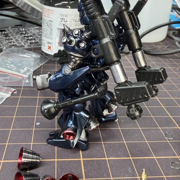 今日はバーニアの塗装をやり直しました🔥&nbsp;一度 T-11Rでドボンしてリセットして、外側をクリアーブラック、内側をクリアーレッドで塗装してみました。&nbsp;ただ小さいパーツなのでマスキングがうまくいかず、一部シルバーが残ってしまってやり直すことに💦&nbsp;バーニアは思っていたより難しいですね…。&nbsp;それと今回、届いた 鉛シール を少し使ってみました。柔らかいので曲面にも貼れて、金属感が出るのが面白いです。&nbsp;武器にも少し試しに貼ってみましたが、この使い方で合っているのかちょっと不安です😅&nbsp;あとケンプファーのアクセントとしてガイアノーツのパールコールドホワイトをほんの少し入れてみました。&nbsp;少し青みがあって、本体のブルーと相性は良さそうな気がします。&nbsp;とりあえず一度組んでみたら、少しずつですが雰囲気が出てきた気がします。&nbsp;ここから&nbsp;・ケーブル追加・LED・デカール・トップコート&nbsp;をやっていく予定です。&nbsp;もし&nbsp;バーニアの塗り分け鉛シールの使い方トップコート（艶ありか半艶か）&nbsp;&nbsp;などアドバイスあればぜひ教えてください🙇‍♂️&nbsp;まだまだ初心者なので勉強中です🔰（7枚目）