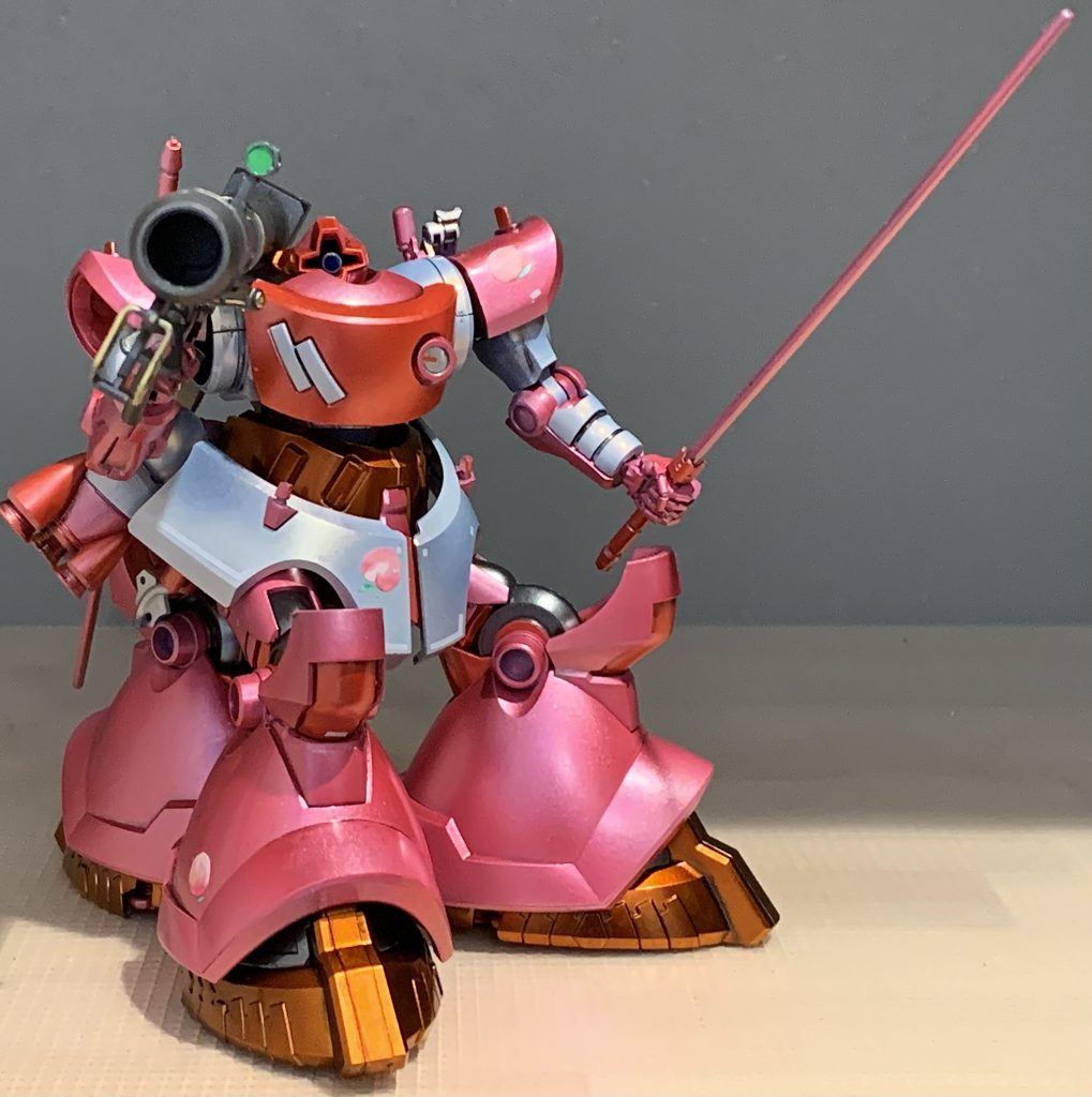 塗装レシピ白部：黒サフ→スタブラシルバー→クリアホワイト黒部：下地なし→スターブライトアイアンピンク部：ピンクサフ→メタルピーチ→クリアピンク赤部：ピンクサフ→メタルレッド茶部：ピンクサフ→スタブラシルバー→クリアブラウン武器：ガンメタサフ武器の細かい金：ガンダムマーカー イエローゴールド