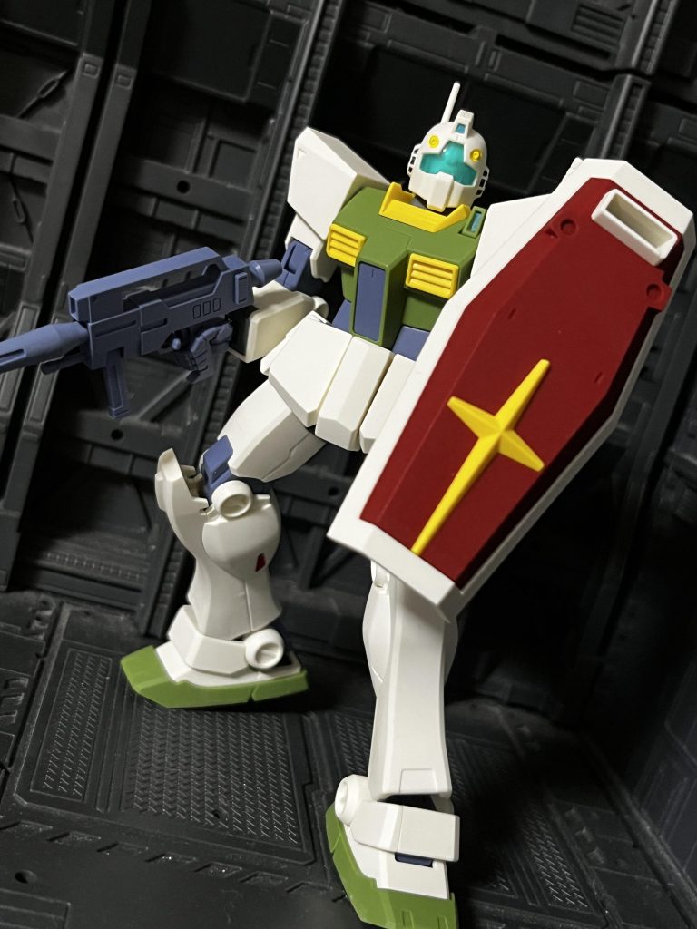 武装はビームライフル、シールド、ビームサーベル、頭部バルカン砲と通常ジムIIと同じ武装