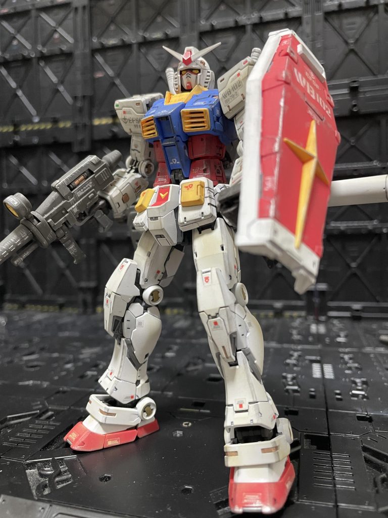 標準色の78-2ガンダムは初めて作りましたが、想像以上のカッコよさに感動し、作業机の上に飾ってずーっと眺めてます😆