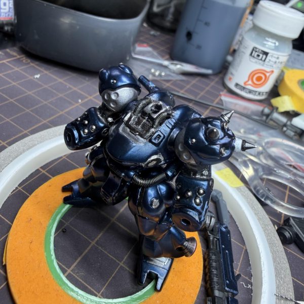 今日は腕のディテールアップをやってみました。&nbsp;コンバージって小さいので「どこまで情報量を増やせるのか？」試してみたくなり&nbsp;腕の装甲に穴を開けて教えて頂いた極小メタルボール（リベット代わり）**を入れてみました。&nbsp;&nbsp;&nbsp;今回使ったのは&nbsp;・0.5mm・1mm・1.5mm&nbsp;腕 → 1.5mm肩 → 1mm頭 → 0.5mm&nbsp;にしてみたんですが…&nbsp;&nbsp;&nbsp;0.5mm小さすぎません？😂&nbsp;小さすぎてピンセットから逃げるし転がると消えるし&nbsp;机の上で行方不明3回。&nbsp;&nbsp;&nbsp;あと完全にミスったのが&nbsp;一度黒で塗装してから玉を押し込んだら&nbsp;全部塗装ハゲました。&nbsp;順番ミスでしたね。&nbsp;先に入れてから塗装の方が正解だった気がしてます。&nbsp;&nbsp;&nbsp;あと今日は&nbsp;これまた教えて頂いた磁石式LEDが届いたのでスタンドに仕込もうと思って&nbsp;穴開けて配線ルートだけ作りました。&nbsp;ただここでまた事件。&nbsp;CR927じゃなくSR927買ってました。&nbsp;Amazonでポチり直し。&nbsp;明日届くらしいです。&nbsp;&nbsp;&nbsp;武器も少し触り始めていて古いケンプファーの武器をコンバージ用に改造予定。&nbsp;&nbsp;&nbsp;ただ今一番迷ってるのが&nbsp;トップコート&nbsp;・艶あり・半艶・艶消し&nbsp;ケンプファーってどれが正解なんでしょう？&nbsp;&nbsp;&nbsp;あと&nbsp;このサイズのリベット&nbsp;大きさバランスこれで合ってますか？&nbsp;コンバージでここまでやると&nbsp;やり過ぎなのかまだ足りないのか&nbsp;ちょっと判断つかなくなってきました。&nbsp;&nbsp;&nbsp;もし&nbsp;「こここうした方がいい」&nbsp;とかあればぜひ教えてください🙏（4枚目）