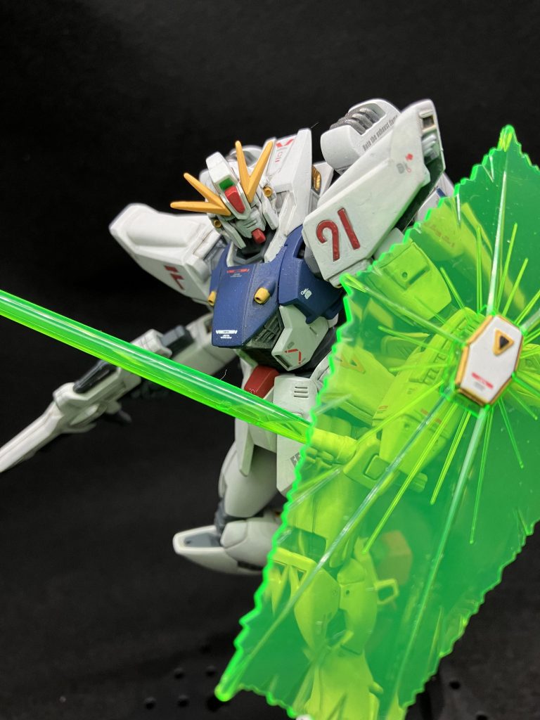 ビームシールド、あんまり好みではないのですがたまにはつけてみました。なんか加工した方がかっこいいのでしょうが、なにも思いつきません。照明当てると反射しすぎて難しいです