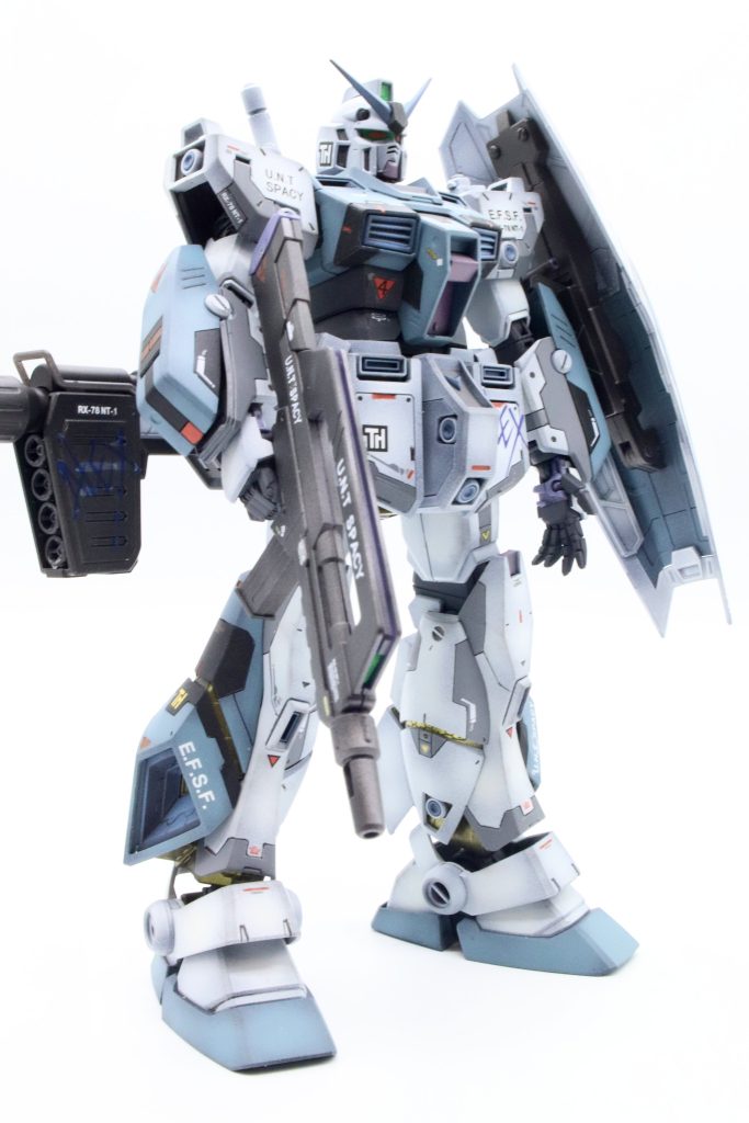 全体的に地味目な色合いにしてますがストフリみたいに内部フレームを金色に塗装してチラ見えさせて少しアクセントを