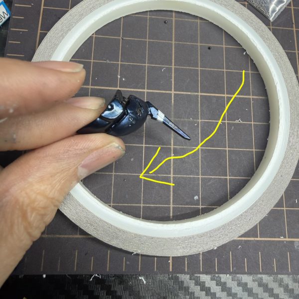 今日は腕のディテールアップをやってみました。&nbsp;コンバージって小さいので「どこまで情報量を増やせるのか？」試してみたくなり&nbsp;腕の装甲に穴を開けて教えて頂いた極小メタルボール（リベット代わり）**を入れてみました。&nbsp;&nbsp;&nbsp;今回使ったのは&nbsp;・0.5mm・1mm・1.5mm&nbsp;腕 → 1.5mm肩 → 1mm頭 → 0.5mm&nbsp;にしてみたんですが…&nbsp;&nbsp;&nbsp;0.5mm小さすぎません？😂&nbsp;小さすぎてピンセットから逃げるし転がると消えるし&nbsp;机の上で行方不明3回。&nbsp;&nbsp;&nbsp;あと完全にミスったのが&nbsp;一度黒で塗装してから玉を押し込んだら&nbsp;全部塗装ハゲました。&nbsp;順番ミスでしたね。&nbsp;先に入れてから塗装の方が正解だった気がしてます。&nbsp;&nbsp;&nbsp;あと今日は&nbsp;これまた教えて頂いた磁石式LEDが届いたのでスタンドに仕込もうと思って&nbsp;穴開けて配線ルートだけ作りました。&nbsp;ただここでまた事件。&nbsp;CR927じゃなくSR927買ってました。&nbsp;Amazonでポチり直し。&nbsp;明日届くらしいです。&nbsp;&nbsp;&nbsp;武器も少し触り始めていて古いケンプファーの武器をコンバージ用に改造予定。&nbsp;&nbsp;&nbsp;ただ今一番迷ってるのが&nbsp;トップコート&nbsp;・艶あり・半艶・艶消し&nbsp;ケンプファーってどれが正解なんでしょう？&nbsp;&nbsp;&nbsp;あと&nbsp;このサイズのリベット&nbsp;大きさバランスこれで合ってますか？&nbsp;コンバージでここまでやると&nbsp;やり過ぎなのかまだ足りないのか&nbsp;ちょっと判断つかなくなってきました。&nbsp;&nbsp;&nbsp;もし&nbsp;「こここうした方がいい」&nbsp;とかあればぜひ教えてください🙏（5枚目）