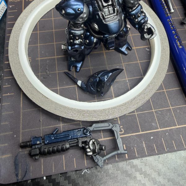 今日は腕のディテールアップをやってみました。&nbsp;コンバージって小さいので「どこまで情報量を増やせるのか？」試してみたくなり&nbsp;腕の装甲に穴を開けて教えて頂いた極小メタルボール（リベット代わり）**を入れてみました。&nbsp;&nbsp;&nbsp;今回使ったのは&nbsp;・0.5mm・1mm・1.5mm&nbsp;腕 → 1.5mm肩 → 1mm頭 → 0.5mm&nbsp;にしてみたんですが…&nbsp;&nbsp;&nbsp;0.5mm小さすぎません？😂&nbsp;小さすぎてピンセットから逃げるし転がると消えるし&nbsp;机の上で行方不明3回。&nbsp;&nbsp;&nbsp;あと完全にミスったのが&nbsp;一度黒で塗装してから玉を押し込んだら&nbsp;全部塗装ハゲました。&nbsp;順番ミスでしたね。&nbsp;先に入れてから塗装の方が正解だった気がしてます。&nbsp;&nbsp;&nbsp;あと今日は&nbsp;これまた教えて頂いた磁石式LEDが届いたのでスタンドに仕込もうと思って&nbsp;穴開けて配線ルートだけ作りました。&nbsp;ただここでまた事件。&nbsp;CR927じゃなくSR927買ってました。&nbsp;Amazonでポチり直し。&nbsp;明日届くらしいです。&nbsp;&nbsp;&nbsp;武器も少し触り始めていて古いケンプファーの武器をコンバージ用に改造予定。&nbsp;&nbsp;&nbsp;ただ今一番迷ってるのが&nbsp;トップコート&nbsp;・艶あり・半艶・艶消し&nbsp;ケンプファーってどれが正解なんでしょう？&nbsp;&nbsp;&nbsp;あと&nbsp;このサイズのリベット&nbsp;大きさバランスこれで合ってますか？&nbsp;コンバージでここまでやると&nbsp;やり過ぎなのかまだ足りないのか&nbsp;ちょっと判断つかなくなってきました。&nbsp;&nbsp;&nbsp;もし&nbsp;「こここうした方がいい」&nbsp;とかあればぜひ教えてください🙏（6枚目）