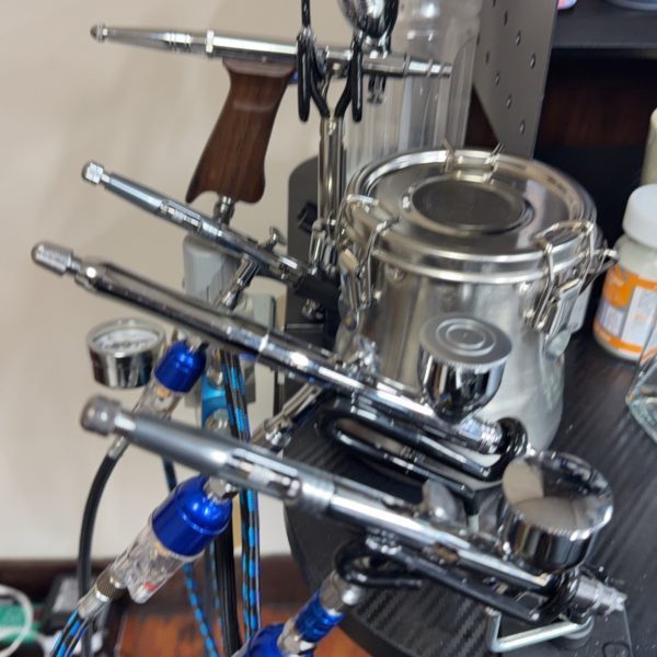 今日は腕のディテールアップをやってみました。&nbsp;コンバージって小さいので「どこまで情報量を増やせるのか？」試してみたくなり&nbsp;腕の装甲に穴を開けて教えて頂いた極小メタルボール（リベット代わり）**を入れてみました。&nbsp;&nbsp;&nbsp;今回使ったのは&nbsp;・0.5mm・1mm・1.5mm&nbsp;腕 → 1.5mm肩 → 1mm頭 → 0.5mm&nbsp;にしてみたんですが…&nbsp;&nbsp;&nbsp;0.5mm小さすぎません？😂&nbsp;小さすぎてピンセットから逃げるし転がると消えるし&nbsp;机の上で行方不明3回。&nbsp;&nbsp;&nbsp;あと完全にミスったのが&nbsp;一度黒で塗装してから玉を押し込んだら&nbsp;全部塗装ハゲました。&nbsp;順番ミスでしたね。&nbsp;先に入れてから塗装の方が正解だった気がしてます。&nbsp;&nbsp;&nbsp;あと今日は&nbsp;これまた教えて頂いた磁石式LEDが届いたのでスタンドに仕込もうと思って&nbsp;穴開けて配線ルートだけ作りました。&nbsp;ただここでまた事件。&nbsp;CR927じゃなくSR927買ってました。&nbsp;Amazonでポチり直し。&nbsp;明日届くらしいです。&nbsp;&nbsp;&nbsp;武器も少し触り始めていて古いケンプファーの武器をコンバージ用に改造予定。&nbsp;&nbsp;&nbsp;ただ今一番迷ってるのが&nbsp;トップコート&nbsp;・艶あり・半艶・艶消し&nbsp;ケンプファーってどれが正解なんでしょう？&nbsp;&nbsp;&nbsp;あと&nbsp;このサイズのリベット&nbsp;大きさバランスこれで合ってますか？&nbsp;コンバージでここまでやると&nbsp;やり過ぎなのかまだ足りないのか&nbsp;ちょっと判断つかなくなってきました。&nbsp;&nbsp;&nbsp;もし&nbsp;「こここうした方がいい」&nbsp;とかあればぜひ教えてください🙏（7枚目）