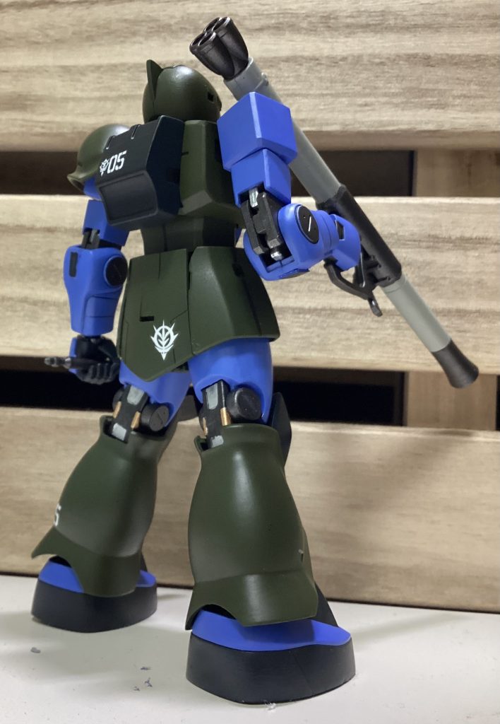 〜リアビュー〜今回、この旧ザクは、両脚をそれぞれ0.5mm幅増し、腰を1mm延長、モノアイレールを1mm狭めました