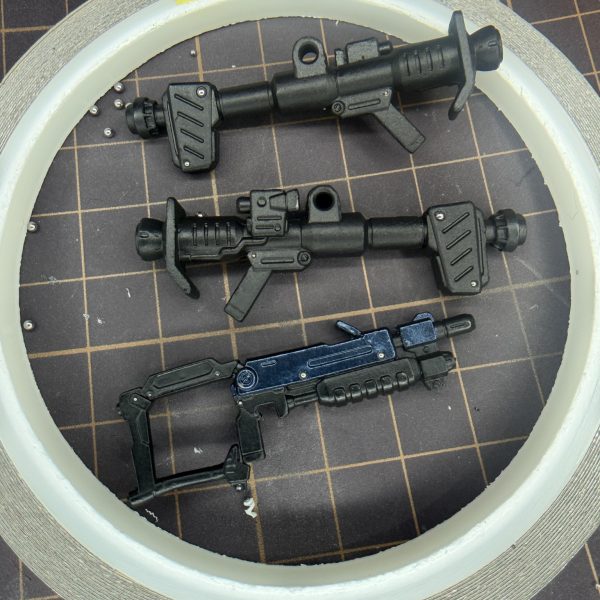 少しまたいじりました。 今日は武器のディテールアップ作業。 一度バズーカはドボンして、GS-03 サーフェイサーエヴォ ブラックからやり直し。 そのあとメタルボールを埋め込み。 ケンプファーの武装ってよく見るとリベットっぽい位置が多いのでメタル化してみました。 今回入れた数👇 マシンガンメタルボール14個+他メタルパーツ2個 バズーカ(2本)メタルボール12個+他パーツ4個 コンバージサイズでもここまで入ると結構密度上がりますね。 ここまでは良い感じなんですが… 武器の塗装で悩んでます。 今の候補は ①ブラック寄りのメタルブラック系 ②グレー寄りのミリタリー系 ③フレームメタリック系で金属感強め ケンプファー本体が濃いブルー系なので 武器を暗めにするか少し色分けするか迷ってます。 モデラーの皆さんなら このケンプファーの場合武器どんな塗装にしますか? おすすめあったら教えてください🙇♂️ (2枚目)