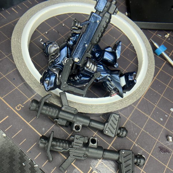 少しまたいじりました。 今日は武器のディテールアップ作業。 一度バズーカはドボンして、GS-03 サーフェイサーエヴォ ブラックからやり直し。 そのあとメタルボールを埋め込み。 ケンプファーの武装ってよく見るとリベットっぽい位置が多いのでメタル化してみました。 今回入れた数👇 マシンガンメタルボール14個+他メタルパーツ2個 バズーカ(2本)メタルボール12個+他パーツ4個 コンバージサイズでもここまで入ると結構密度上がりますね。 ここまでは良い感じなんですが… 武器の塗装で悩んでます。 今の候補は ①ブラック寄りのメタルブラック系 ②グレー寄りのミリタリー系 ③フレームメタリック系で金属感強め ケンプファー本体が濃いブルー系なので 武器を暗めにするか少し色分けするか迷ってます。 モデラーの皆さんなら このケンプファーの場合武器どんな塗装にしますか? おすすめあったら教えてください🙇♂️ (3枚目)