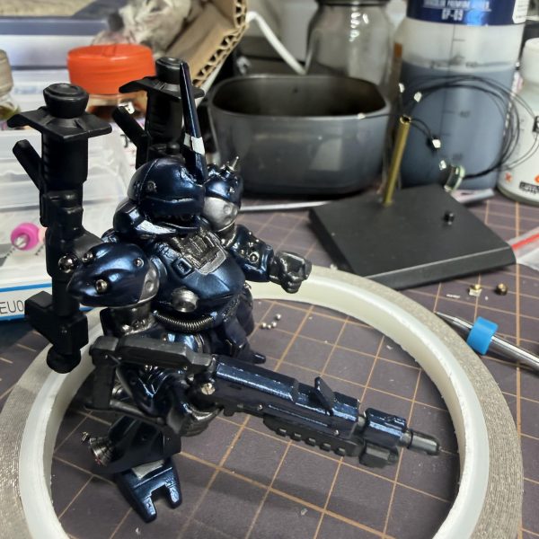 少しまたいじりました。 今日は武器のディテールアップ作業。 一度バズーカはドボンして、GS-03 サーフェイサーエヴォ ブラックからやり直し。 そのあとメタルボールを埋め込み。 ケンプファーの武装ってよく見るとリベットっぽい位置が多いのでメタル化してみました。 今回入れた数👇 マシンガンメタルボール14個+他メタルパーツ2個 バズーカ(2本)メタルボール12個+他パーツ4個 コンバージサイズでもここまで入ると結構密度上がりますね。 ここまでは良い感じなんですが… 武器の塗装で悩んでます。 今の候補は ①ブラック寄りのメタルブラック系 ②グレー寄りのミリタリー系 ③フレームメタリック系で金属感強め ケンプファー本体が濃いブルー系なので 武器を暗めにするか少し色分けするか迷ってます。 モデラーの皆さんなら このケンプファーの場合武器どんな塗装にしますか? おすすめあったら教えてください🙇♂️ (4枚目)