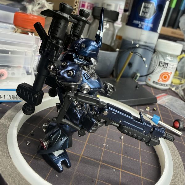 少しまたいじりました。 今日は武器のディテールアップ作業。 一度バズーカはドボンして、GS-03 サーフェイサーエヴォ ブラックからやり直し。 そのあとメタルボールを埋め込み。 ケンプファーの武装ってよく見るとリベットっぽい位置が多いのでメタル化してみました。 今回入れた数👇 マシンガンメタルボール14個+他メタルパーツ2個 バズーカ(2本)メタルボール12個+他パーツ4個 コンバージサイズでもここまで入ると結構密度上がりますね。 ここまでは良い感じなんですが… 武器の塗装で悩んでます。 今の候補は ①ブラック寄りのメタルブラック系 ②グレー寄りのミリタリー系 ③フレームメタリック系で金属感強め ケンプファー本体が濃いブルー系なので 武器を暗めにするか少し色分けするか迷ってます。 モデラーの皆さんなら このケンプファーの場合武器どんな塗装にしますか? おすすめあったら教えてください🙇♂️ (5枚目)